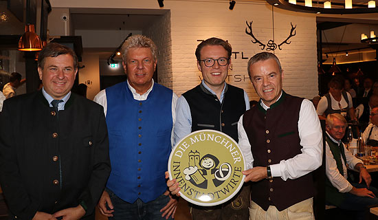 Jetzt ist „Zum Stiftl - mein Wirtshaus“ im Tal auch offizielle Mitglied der Vereinigung "Die Münchner Innenstadtwirte. Auf dem Foto Lorenz Stiftl, Münchens Oberbürgermeister Dieter Reiter, Stefan Stiftl und Gregor Lemke - Wirt Augustiner Klosterwirt (v.l.n.r.) ((©Foto: Martin Schmitz)